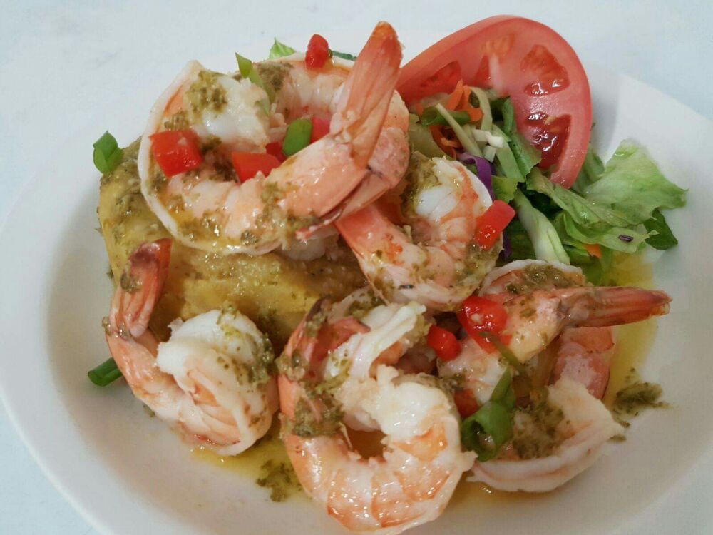 El Parrilla Garlic Shrimp Salad Pinones Beach