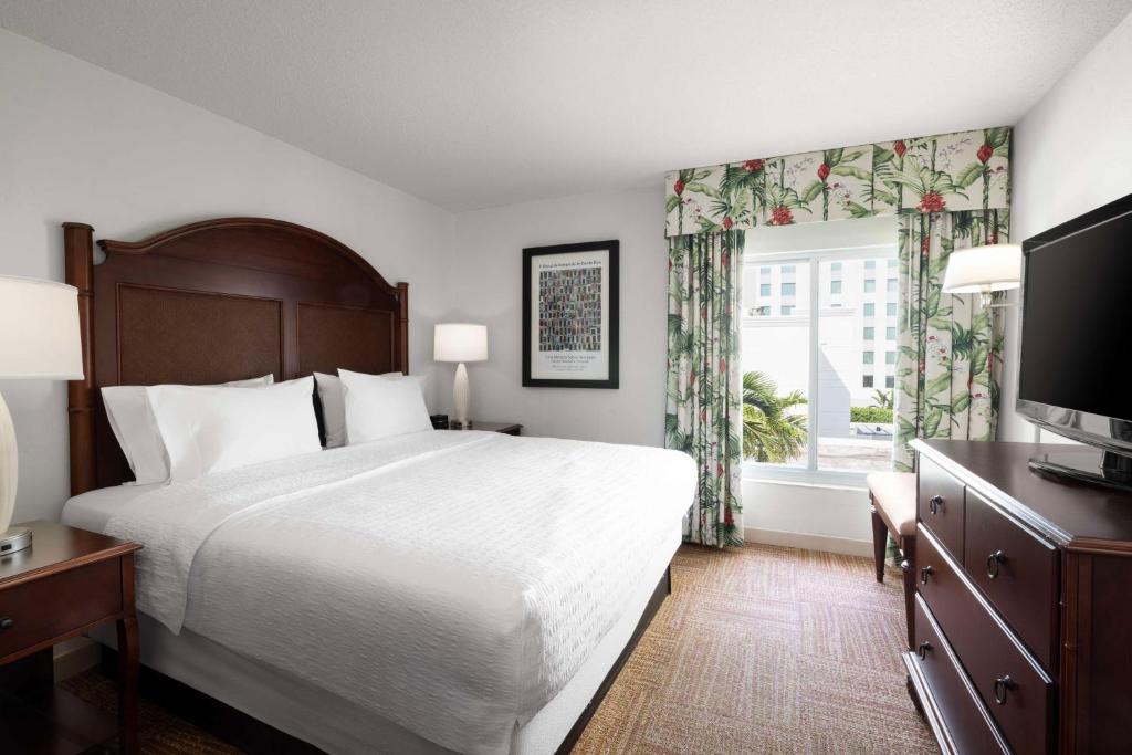 Hampton Inn And Suites Pinones Beach Puerto Rico Bedroom